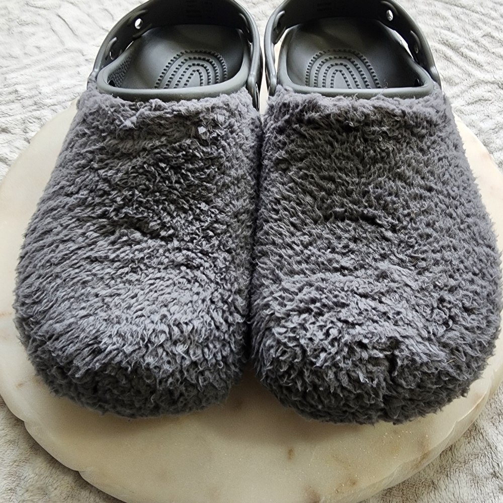 Crocs Classic Fuzz Mania Unisex Faux Fur Clogs Size Men's 9 Women's 11 Grey - Picture 2 of 11